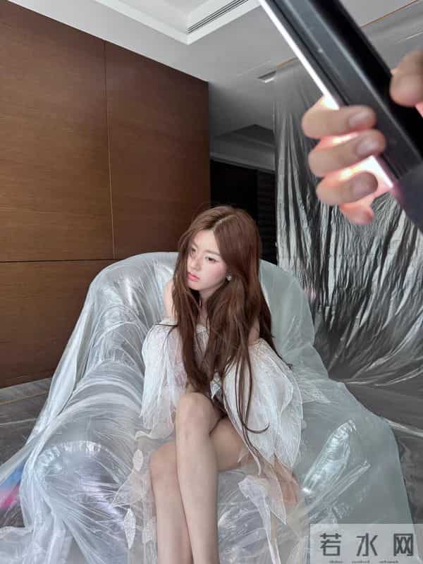 赵露思的透视纱裙有点大胆