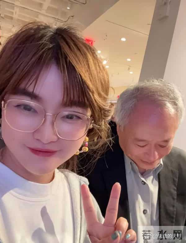 70岁李安在纽约被偶遇,白发苍苍秃头严重,腰背佝偻,苍老了好多