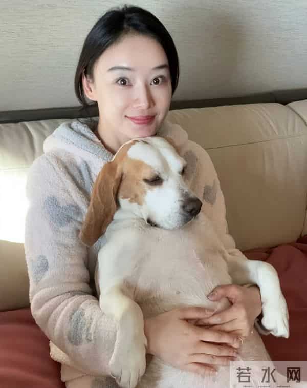 38岁袁姗姗晒健身美照，小腹平坦零赘肉，马甲线优越太绝了