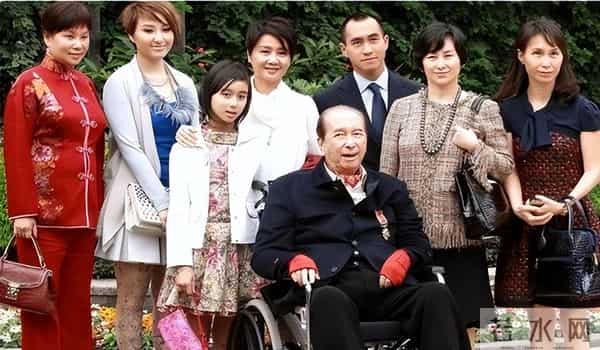 临终将“私生子”交给何超琼，赌王下的这盘大棋，到5年后才看懂