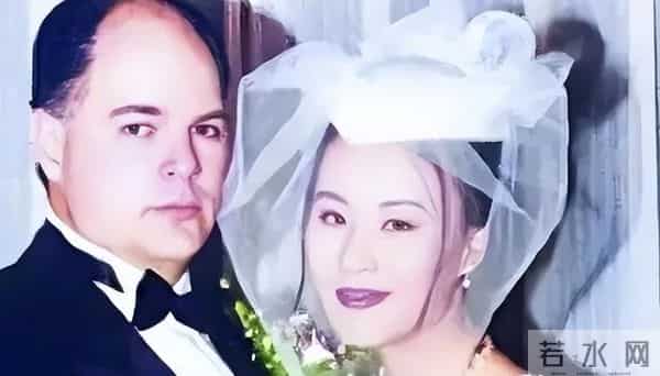 她事业巅峰时突然远赴美国,被老外“玩腻”后回国,如今变成这样