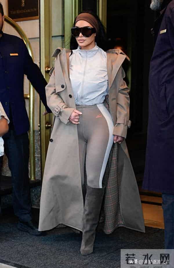 金-卡戴珊现身街头,身穿风衣搭配麂皮靴紧身裤时髦复古