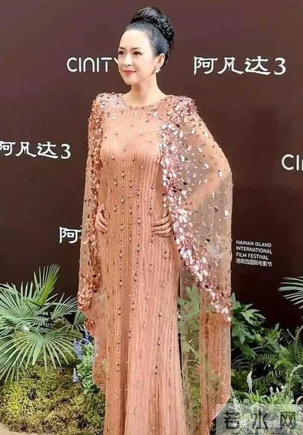 红毯成"照妖镜"!章子怡假发尴尬,孙俪深V险走光,黄轩没存在感