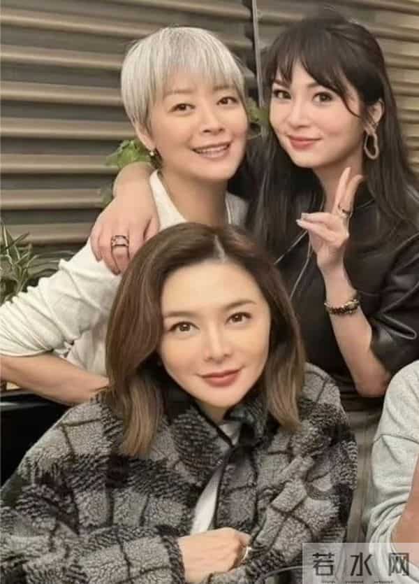 香港名流聚会打掼蛋,关之琳与顾纪筠组局,72岁钟镇涛携妻参与