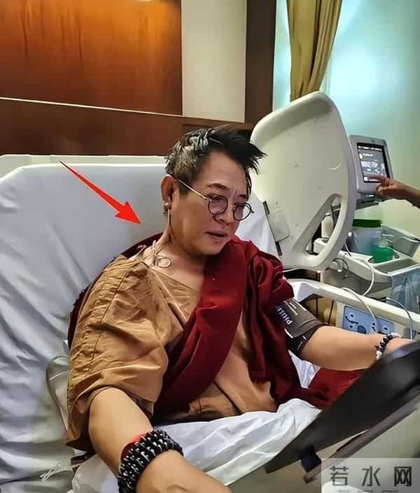 1999年，李连杰和利智结婚一脸兴奋眼神锁定，利智躲着不跟他对视