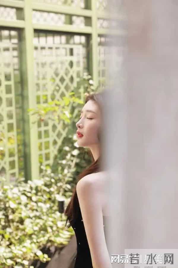 江疏影脚踩黑色一字带高跟凉鞋,大秀白皙美腿玉足