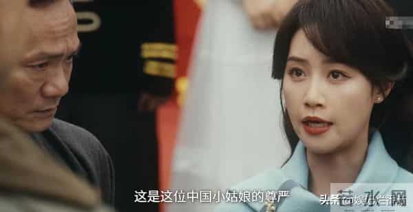 一脸苦相,眼神空洞,表情死板,没李纯的气质,谭凯也带不动她