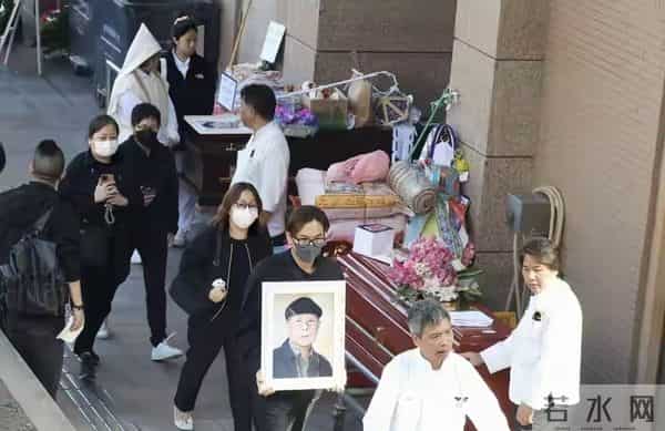 突发！马国明父亲离世，出殡过程曝光，汤洛雯搀扶着婆婆送别公公