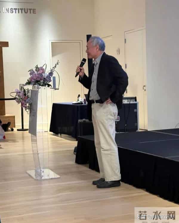 70岁李安在纽约被偶遇,白发苍苍秃头严重,腰背佝偻,苍老了好多