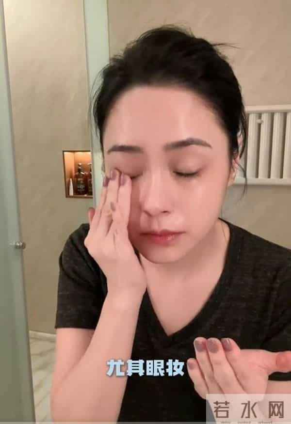 阿娇公开卸妆过程妆前妆后差异，绝美神颜惊艳网友：卸掉了灰尘