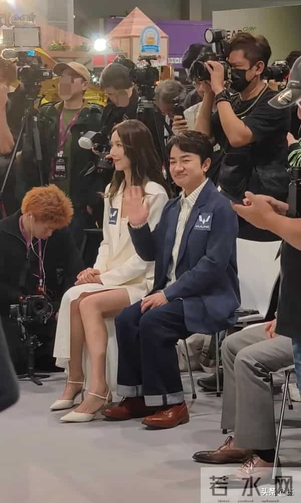 45岁王祖蓝和老婆现身香港，李亚男身材高挑美腿修长，打扮时尚！