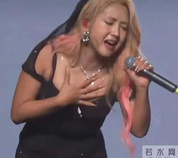 39岁何洁被嘲不忍直视, 腋下勒出副乳肚子三层肉, 养4个娃操劳疲惫