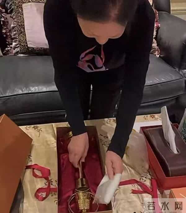 眼睛红肿、面色苍白,S妈状态引发网友担忧,原来她还没走出悲伤