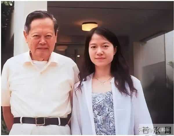87岁范曾官宣生子又断亲!翁帆追思会痛哭,晚年选择撕开体面真相