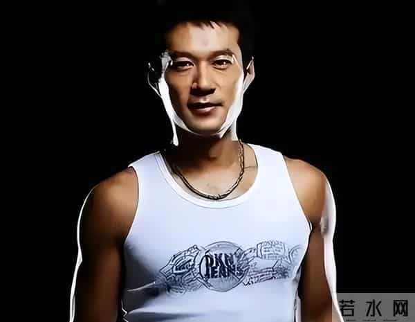 黄渤没说错,53岁未婚,为尽孝定居青岛的谭凯,已走上另一条大道