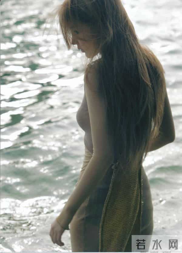 Angelababy纯欲氛围感拉满,美腿线条惊艳