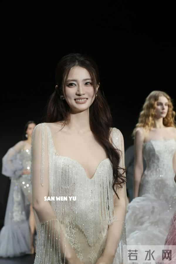 方脸婴儿肥，徐璐到底算不算美人？看她和外国人合照，孙俪说对了