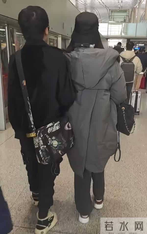 大张伟好会撒娇，与妻子坐飞机全程挽她手臂，刘迎体格比他大一圈