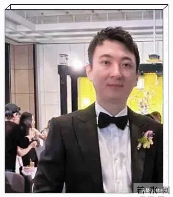 王思聪晒滑雪照,穿粉色貂皮,戴着可爱的帽子,手拿咖啡,很惬意