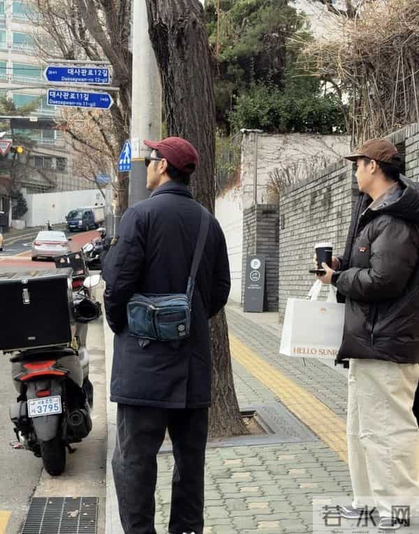 阮经天首尔街头现身，素颜憔悴模样，购物时竟被弟弟抢镜