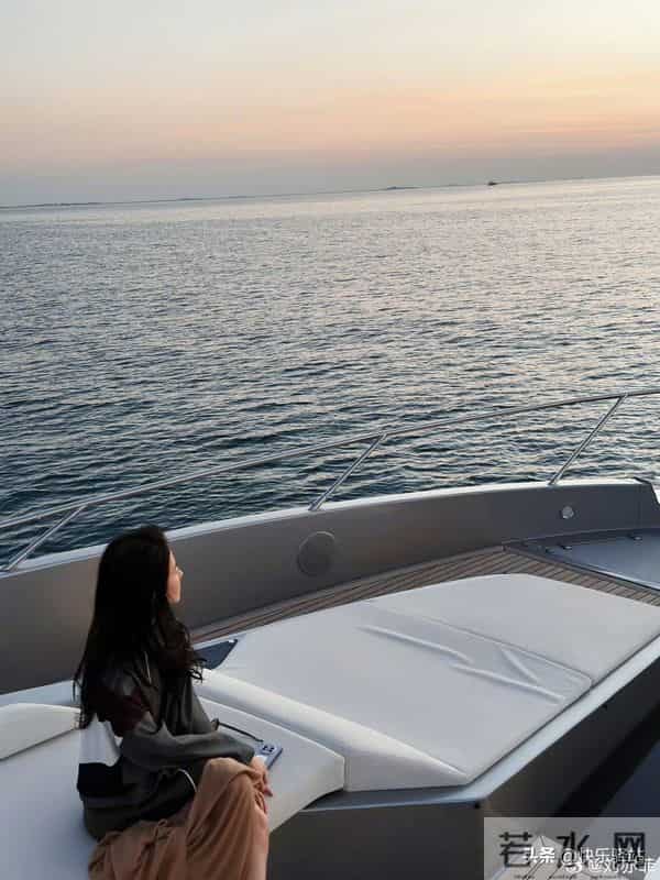 美爆了!刘亦菲旅游游艇新照 身穿LV系列高调奢华 减肥成功重返巅峰