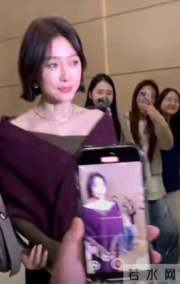 秦岚抵达广州出席活动，墨绿长裙搭酒红披巾，短发超有韵味