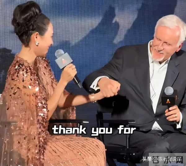 红毯成"照妖镜"!章子怡假发尴尬,孙俪深V险走光,黄轩没存在感