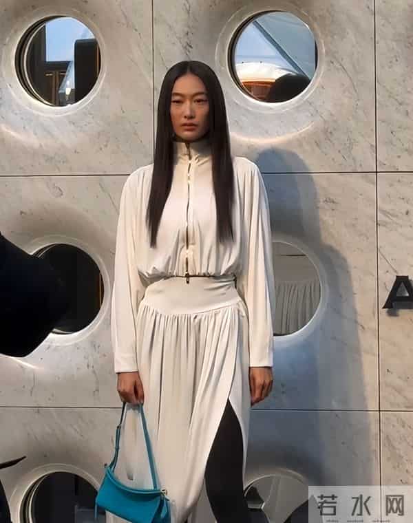 北京酒会“见光死”，高清镜头暴露真实颜值，吉娜“假胸”太尴尬