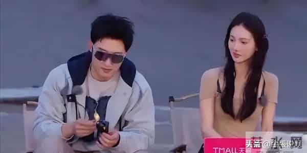 关系藏不住了？黄景瑜被曝有"新恋情"，金晨把腿放到他腿上！