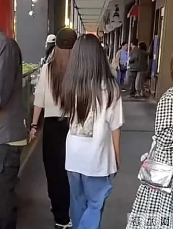 马筱梅挺孕肚为麻六记站台，脸部水肿孕味浓，黄春梅却在这天哭了