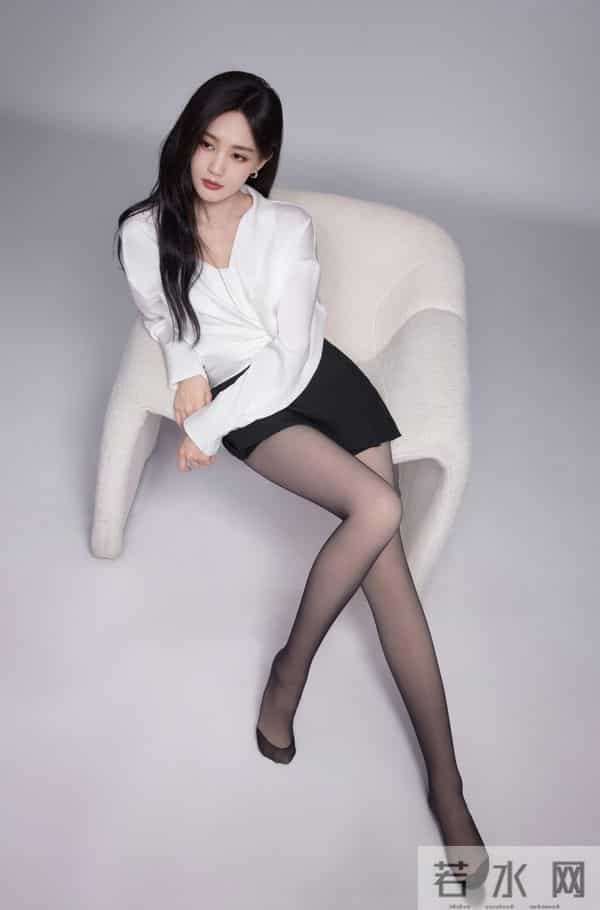 李一桐建模级美腿+慵懒纯欲感,34岁少妇韵味美到犯规