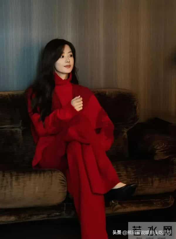 赵丽颖留回长发后真惊艳！穿红色高领毛衣+针织裤，高级又洋气！