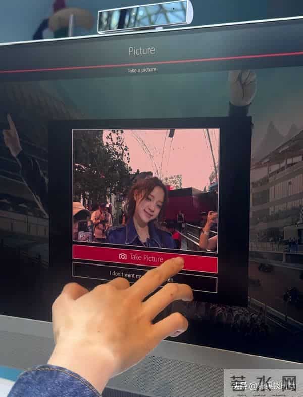 167cm的欧阳娜娜，身穿牛仔套装+黑色皮鞋，活泼可爱，又酷又甜