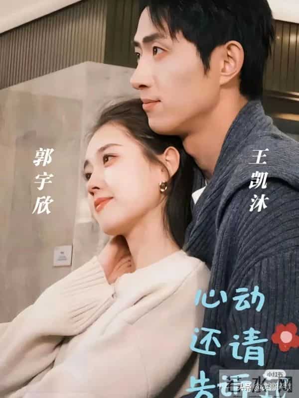 王凯沐机场被偶遇，素颜状态让人意外，女助理跟周杰伦是“同款”