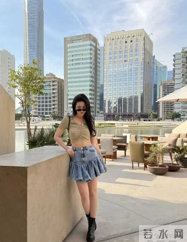 38岁刘亦菲,这170cm身高,穿抽皱T恤+牛仔短裙,真是少女范十足