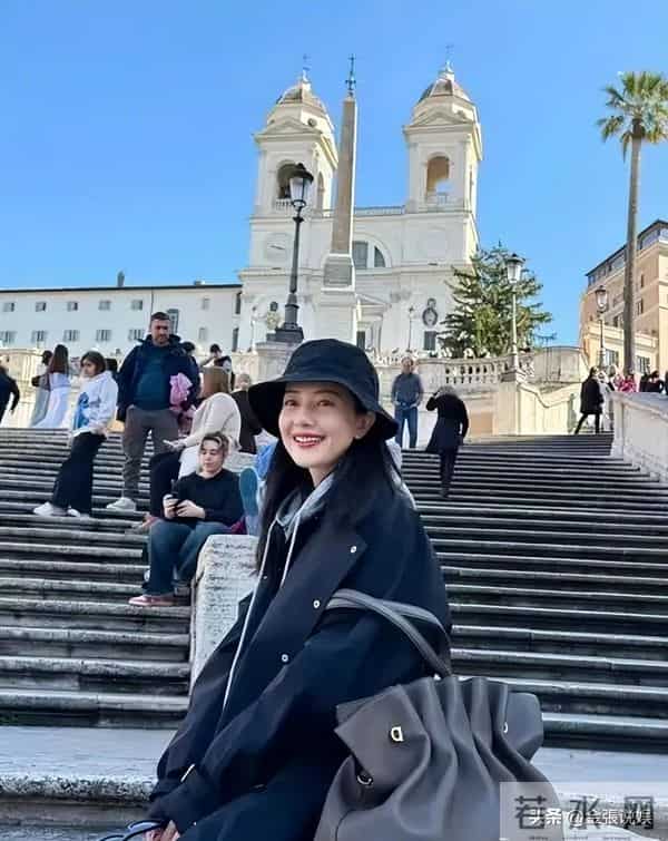 46岁高圆圆米兰街头放飞!没人认出素颜狂拍，生图状态看呆路人