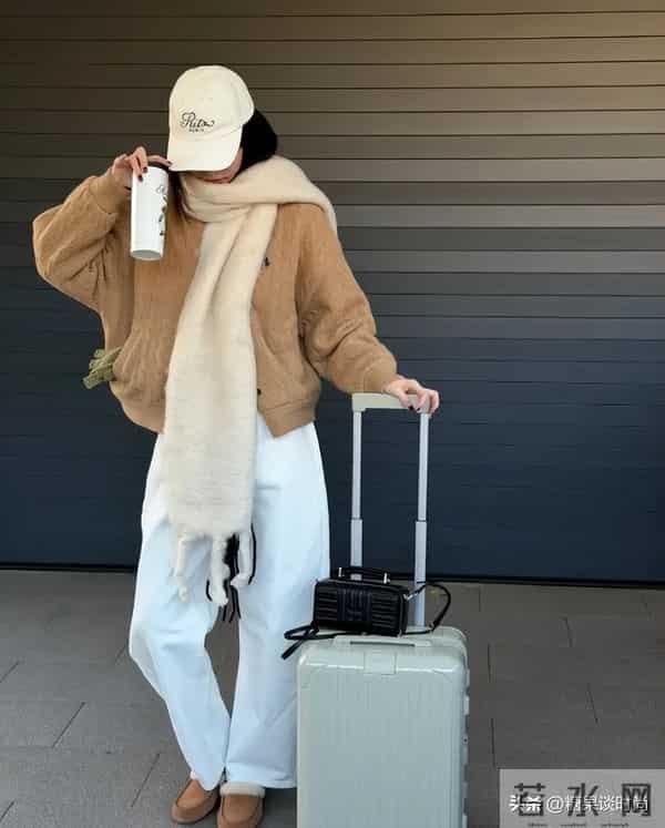 36岁何穗,驼色毛绒短外套 + 白色阔腿裤,浅色系穿搭显年轻随性