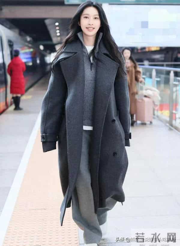 张俪的气质真是出挑!穿灰色大衣+半拉链毛衣+阔腿裤,高级又洋气