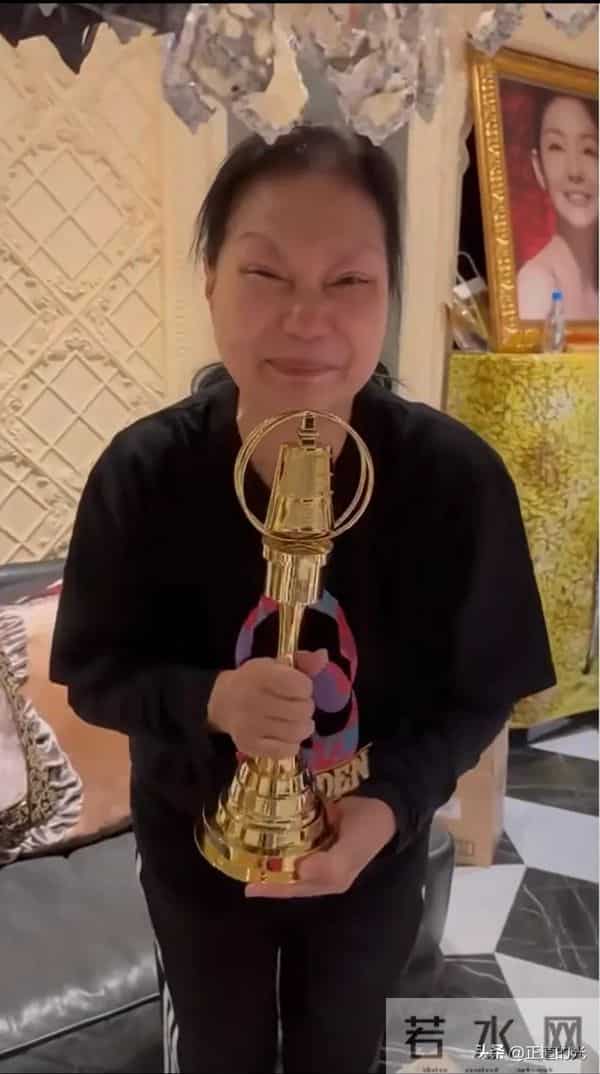71岁S妈眼歪嘴斜 收到小S金钟奖杯大笑- 补上我的心 在家为大S设灵堂