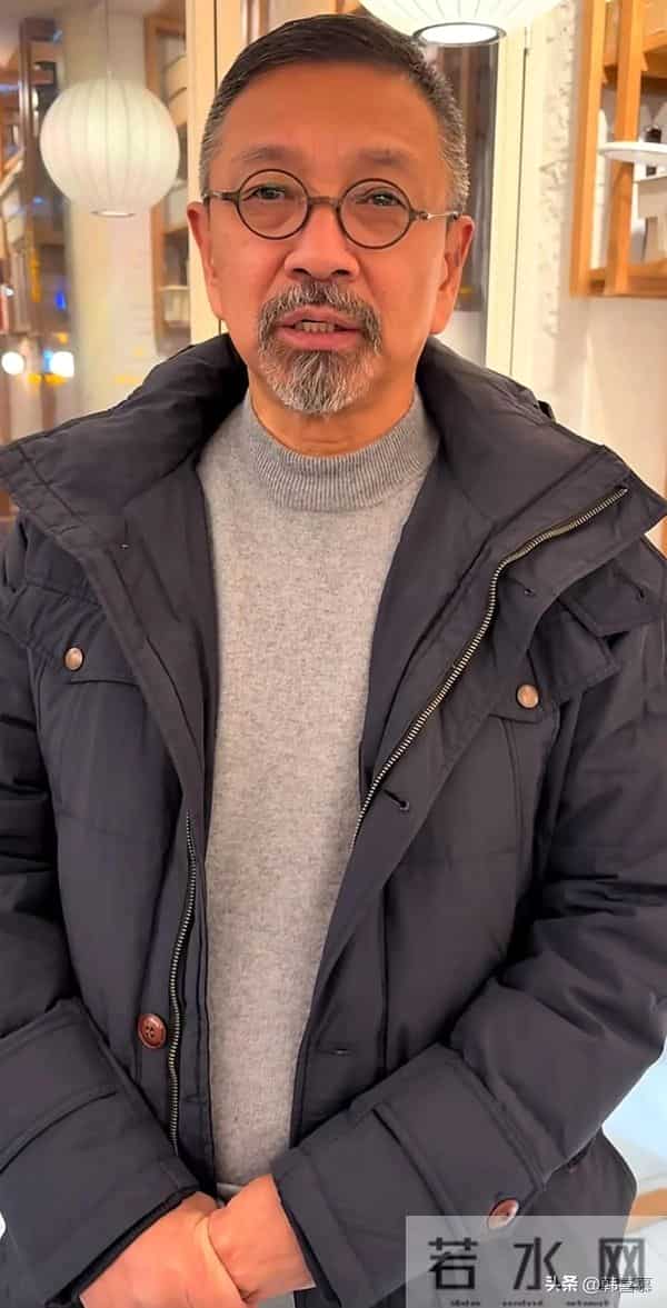 63岁周小斌突然暴瘦,形象大变认不出,四十岁结婚,妻女未露过面