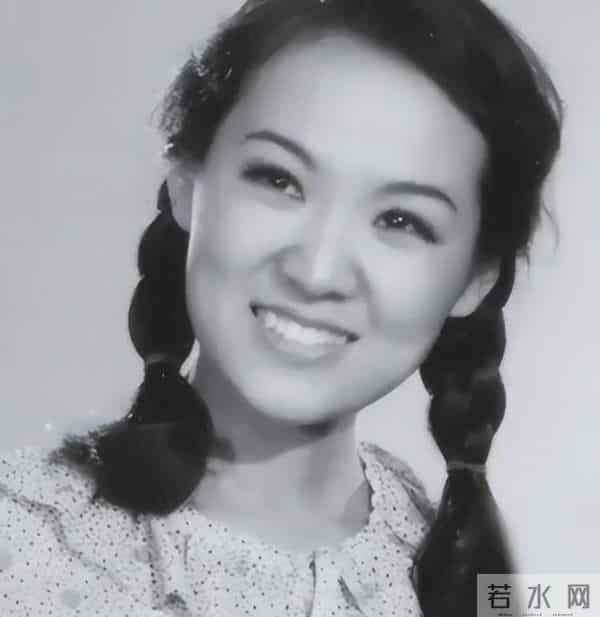 她事业巅峰时突然远赴美国,被老外“玩腻”后回国,如今变成这样