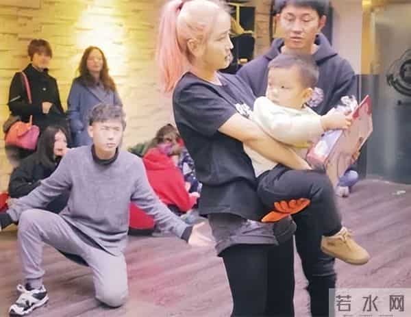 里子面子都丢了！39岁拼事业养4娃的何洁，给圈内离异女性提了醒