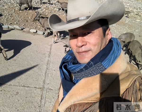 黄渤没说错,53岁未婚,为尽孝定居青岛的谭凯,已走上另一条大道