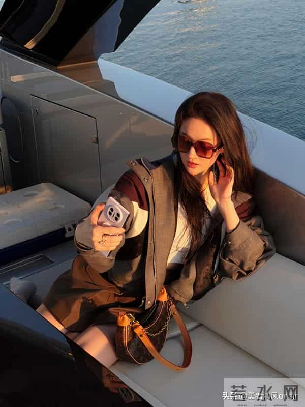 刘亦菲晒最新美照，露腰T配短裙身材火辣，瘦身后美出新高度