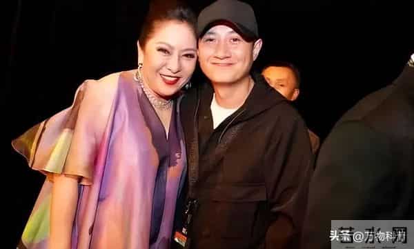 马伊琍参加上戏80周年校庆,文章话剧演出,腰伤复发