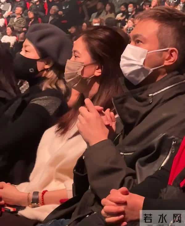 邱淑贞和昆凌坐一起看张学友演唱会，邱淑贞扎高马尾比昆凌漂亮！