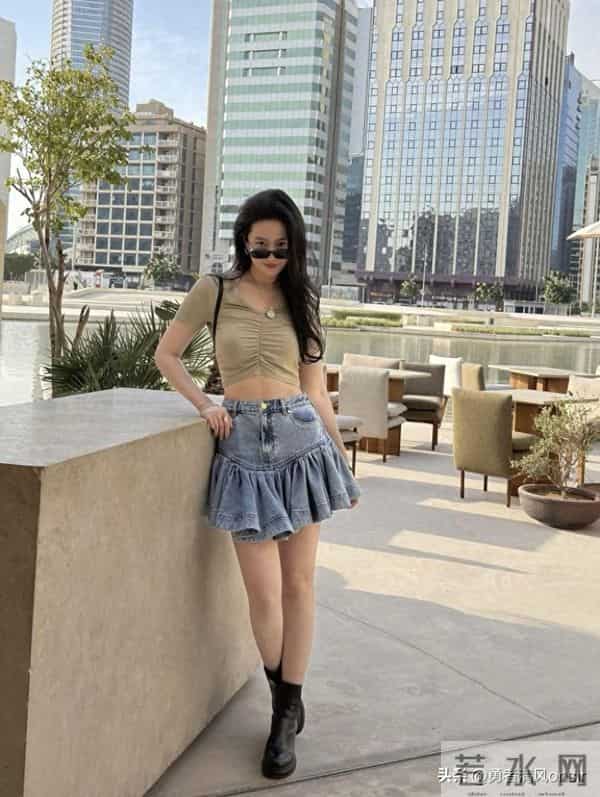 刘亦菲晒最新美照，露腰T配短裙身材火辣，瘦身后美出新高度