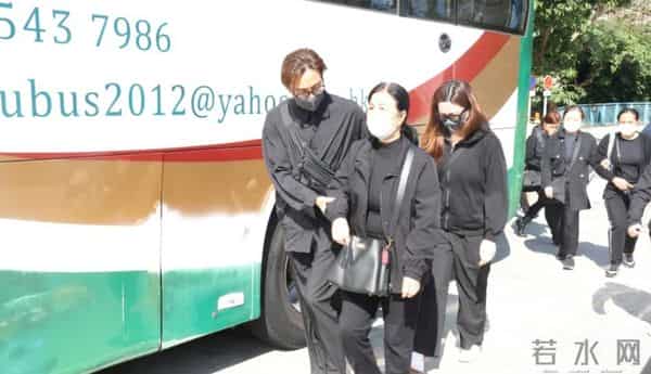 马国明父亲出殡！他手捧遗照神情哀伤，妻子汤洛雯陪伴左右