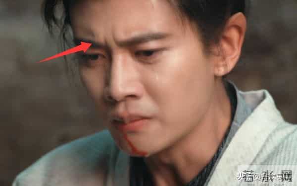 任嘉伦新剧上线就翻车,全程皱眉一星二星满屏飘,男配反倒成亮点