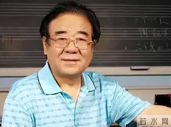 嫁大自己18岁的音乐家，丈夫葬礼却没有露面，如今儿子成她的骄傲